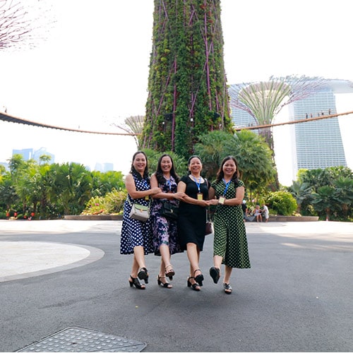 Hội các bác ở Ninh Bình - Lần đầu các bác được đi nước ngoài tưởng khó khăn vất vả lắm, ban đầu cũng khá là lo, nhưng đi rồi mới thấy rất là nhàn và dễ dàng vì mọi thứ được cty và hdv lo hết rồi, các bác chỉ việc đi chơi và chụp ảnh thôi không cần lo gì hết.