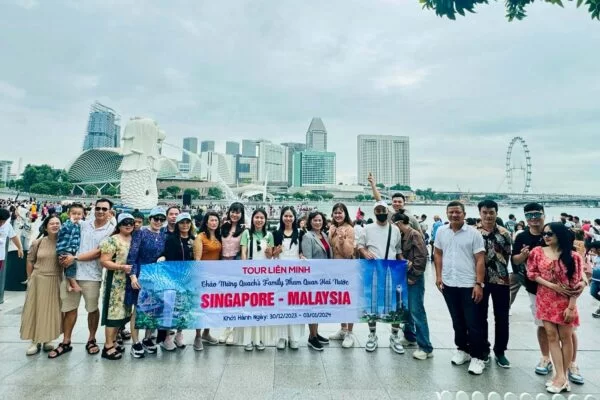 Đoàn khách Aztourist chụp hình tại Singapore